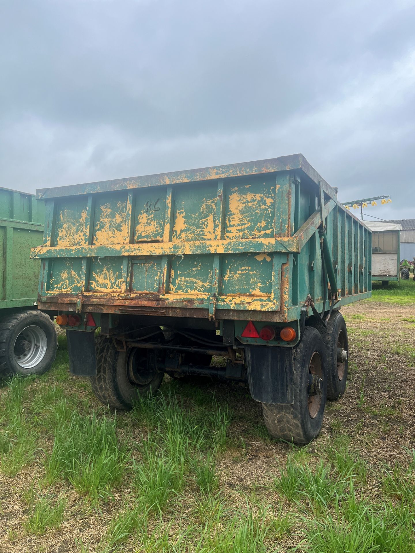 (80) Larrington 12T Monocoque tipping trailer, hydraulic rear door, grain chute, sprung axles with - Image 3 of 10