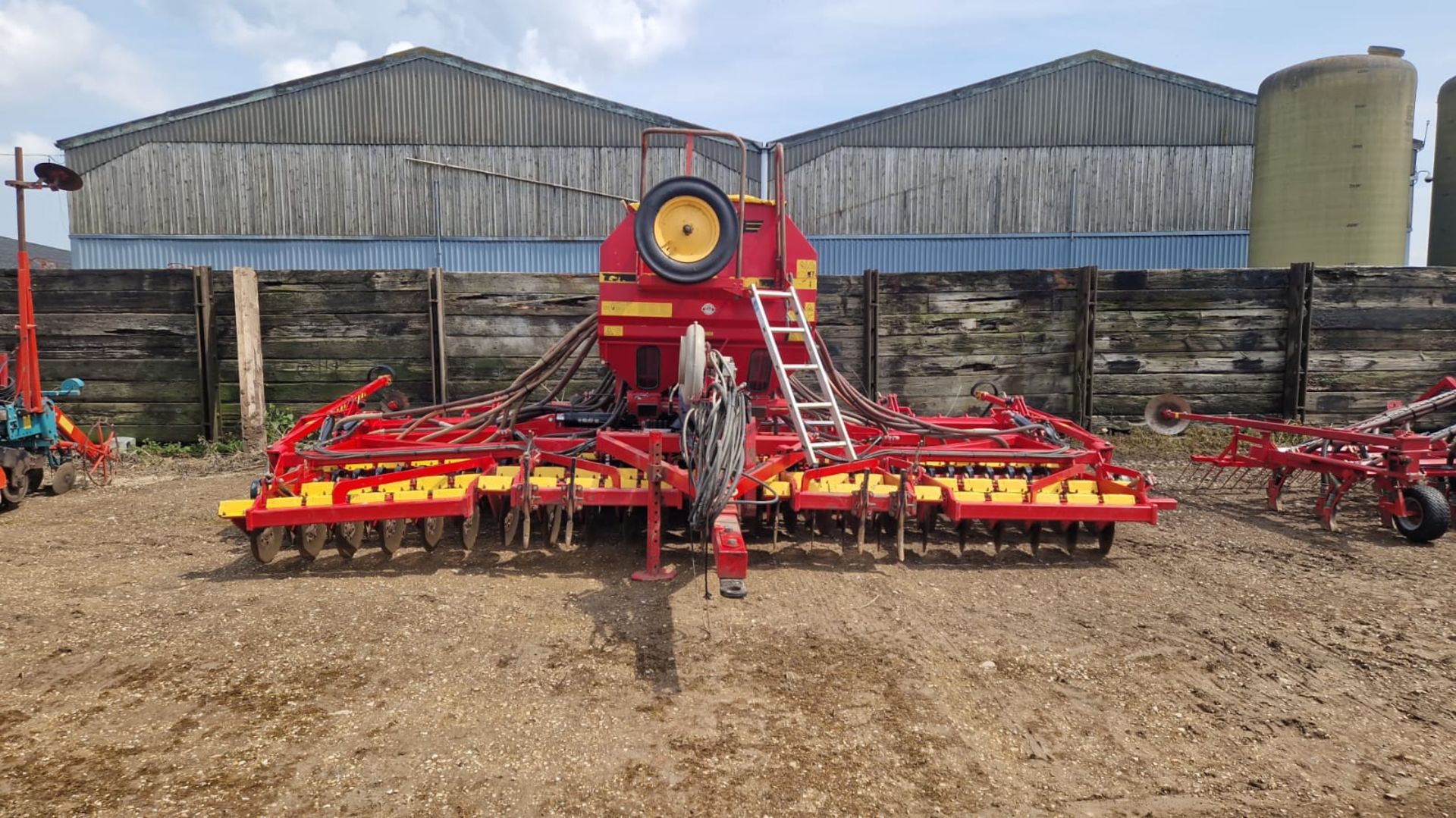 (98) Vaderstad Rapid 600 F system disc 6m folding drill serial No 9188, control box & scales in - Image 7 of 8