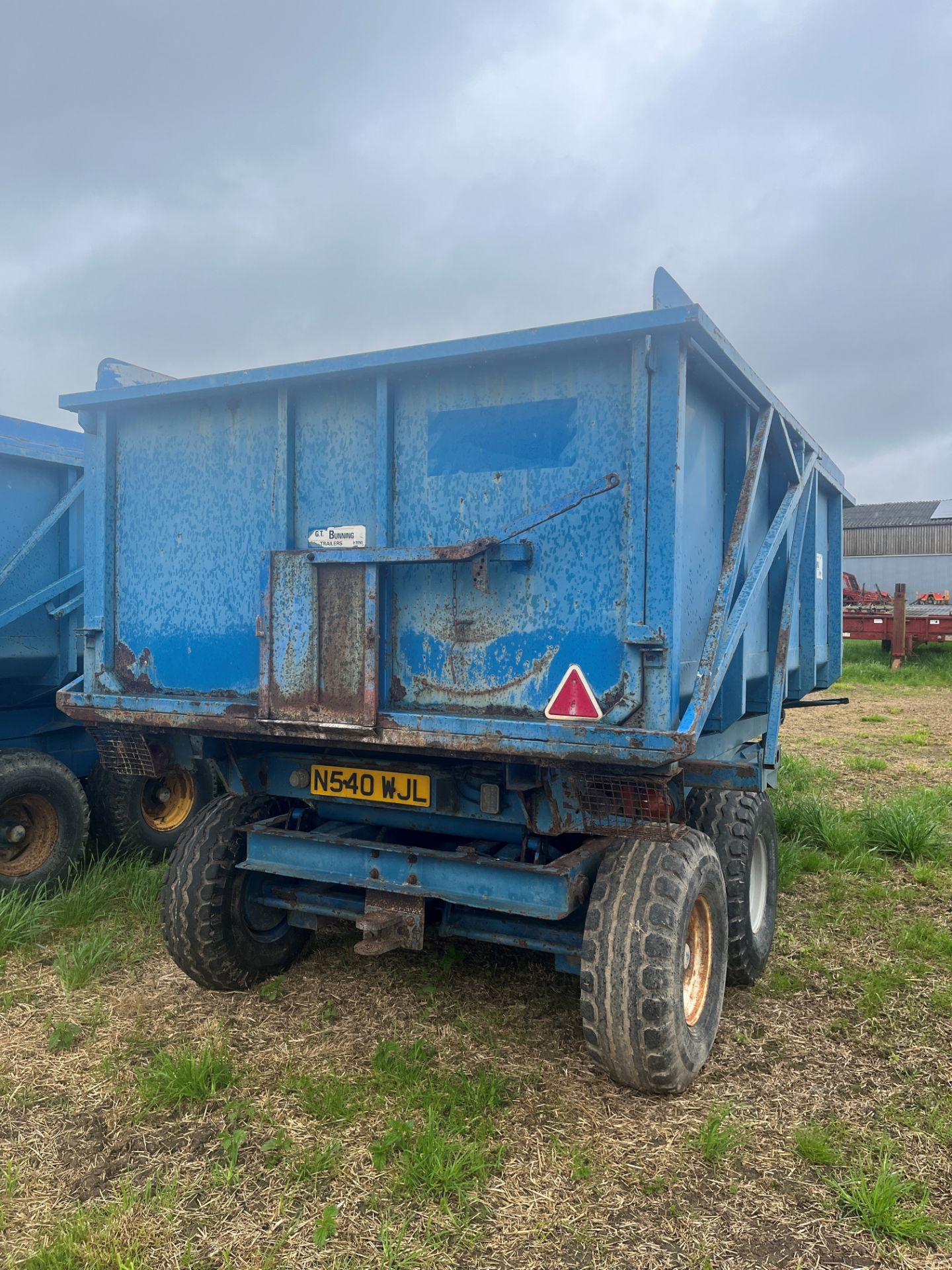 GT Bunning 11T high tip trailer, monocoque body, sprung axles, auto rear door, front ladder, - Image 2 of 4