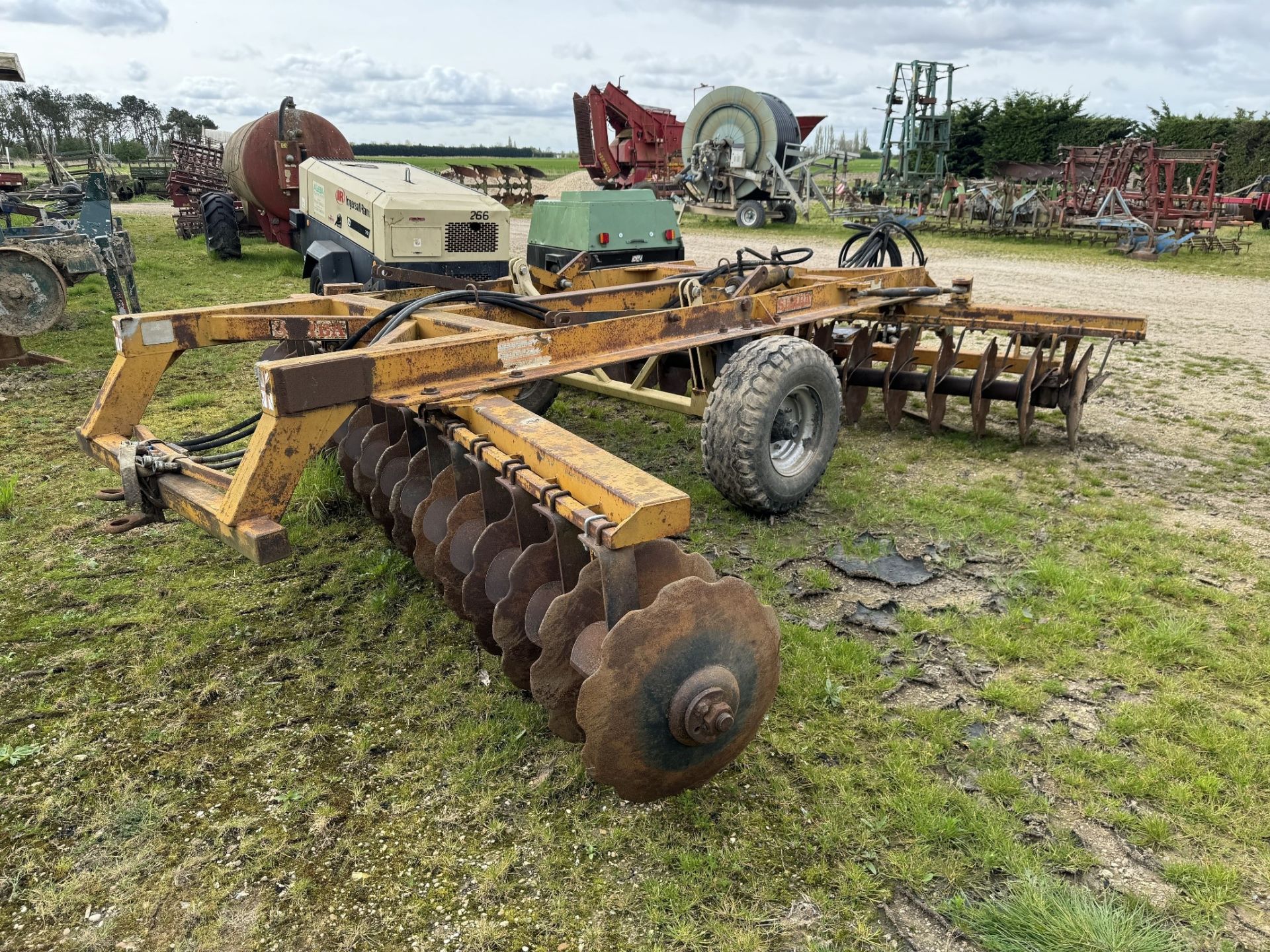 (86) Simba MK2 disc harrows 4.2m, scallop front and rear, auxiliary hydraulics, rear tow serial - Image 4 of 5