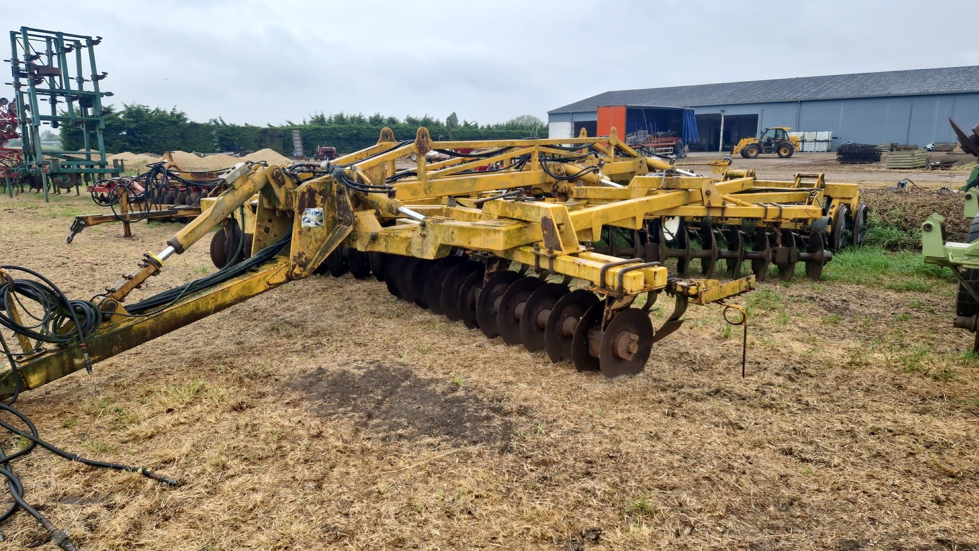 Knight disc cultivator with disc packer roller