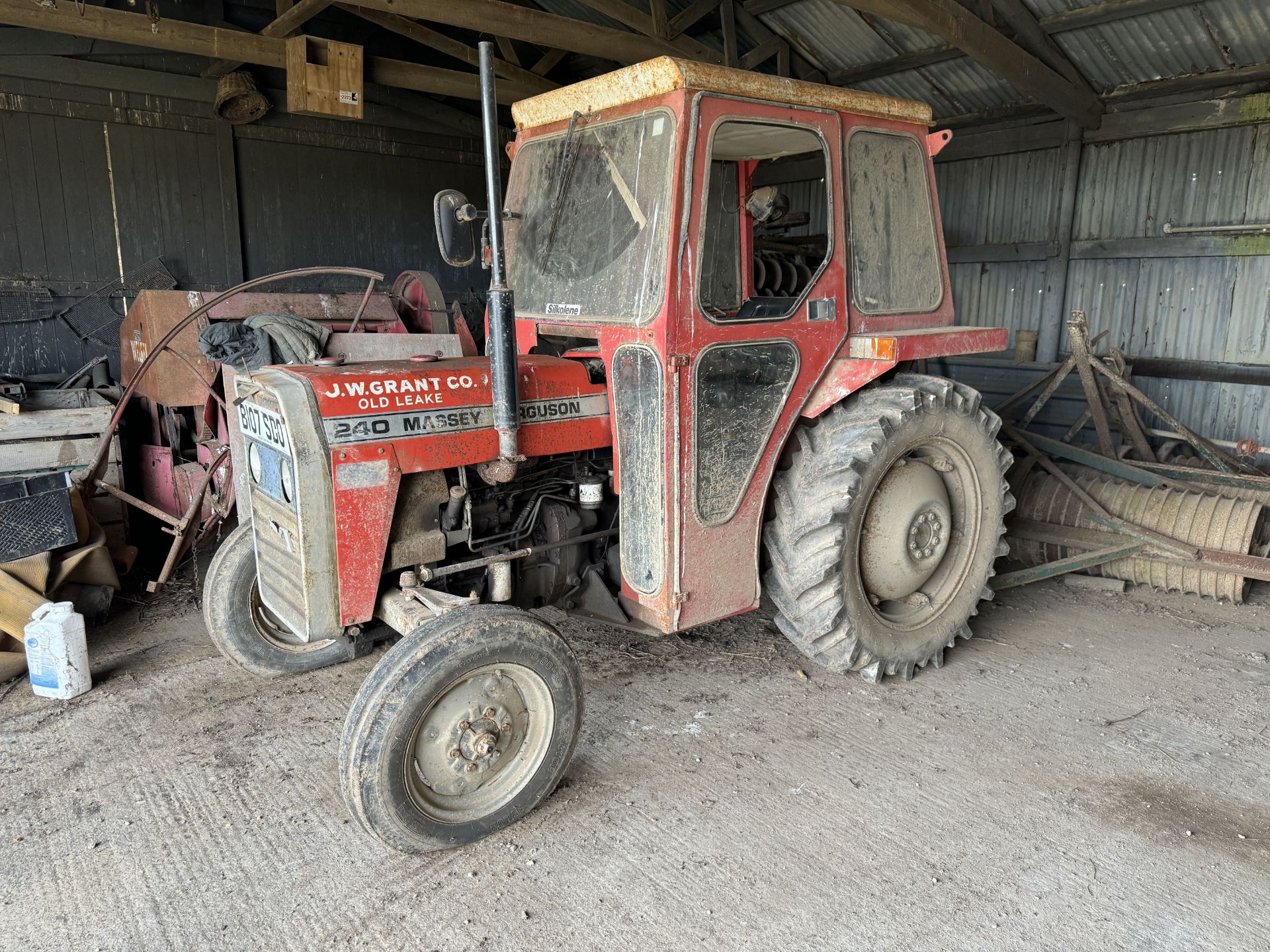 (84) Massey Ferguson 240 2WD tractor Power steering, Front tyres: 6.00-16 Rear tyres: 12.4 R28, 4,