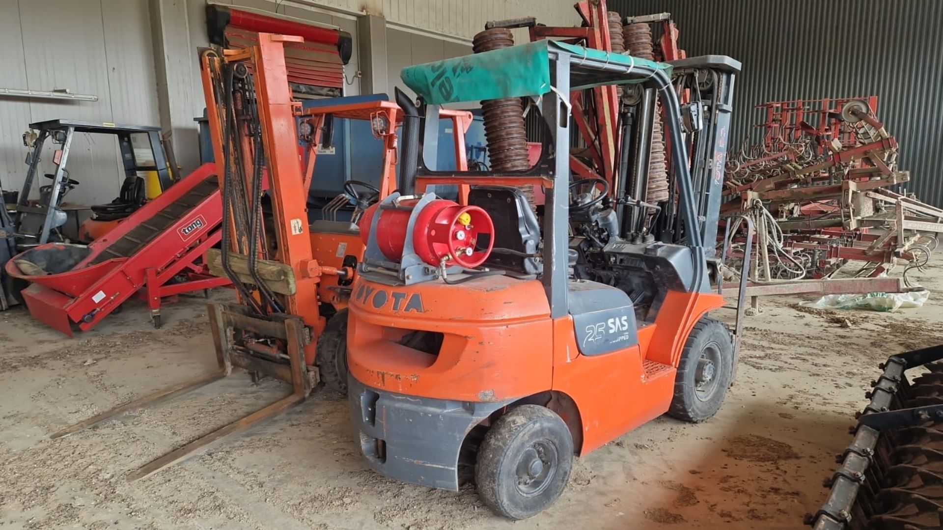 Toyota 25 gas forklift, side shift, 3 stage mast, Model 42-7FG25, serial No F8827 - non runner - Image 2 of 6