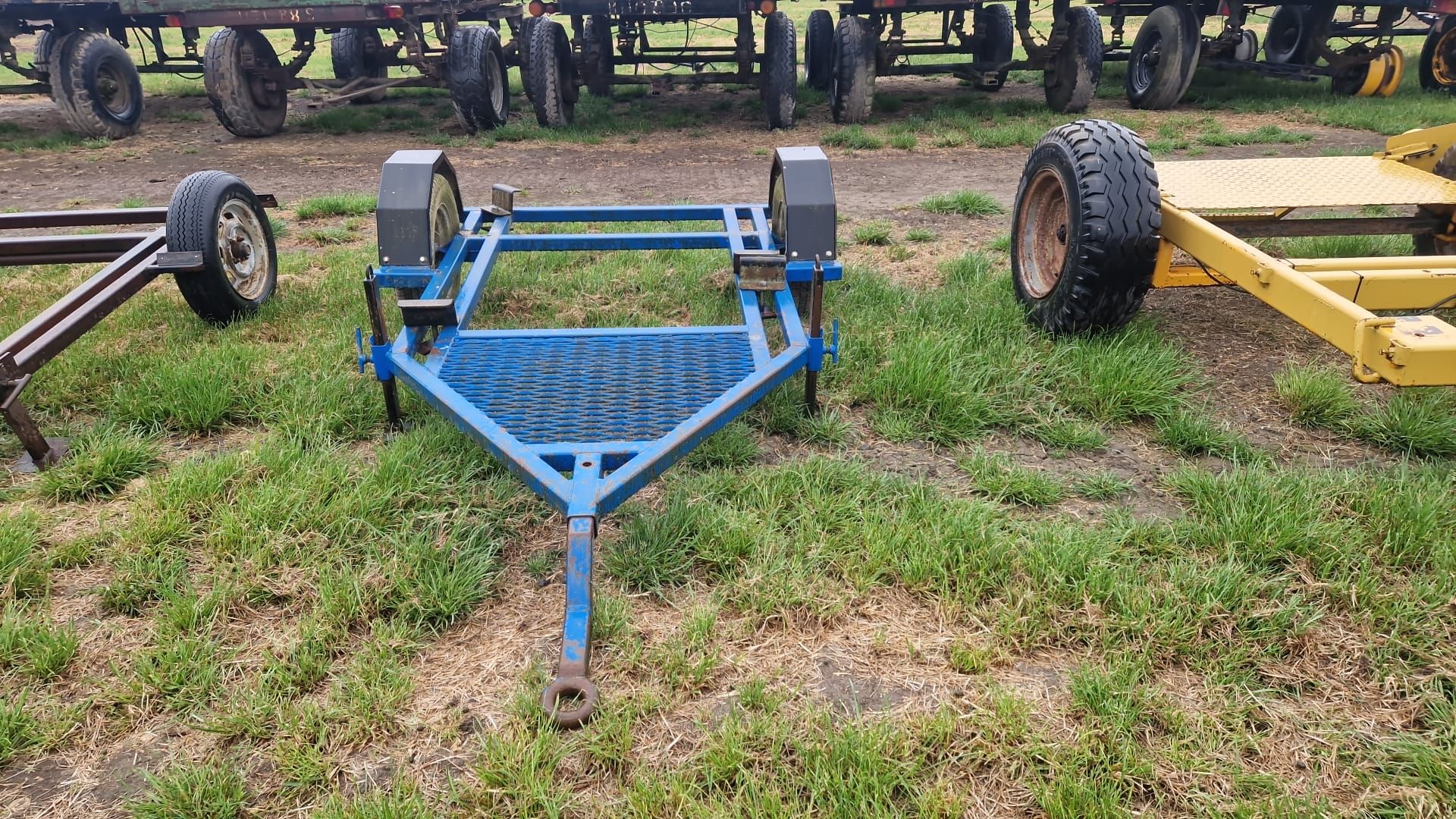 Single axle toilet carrying trailer