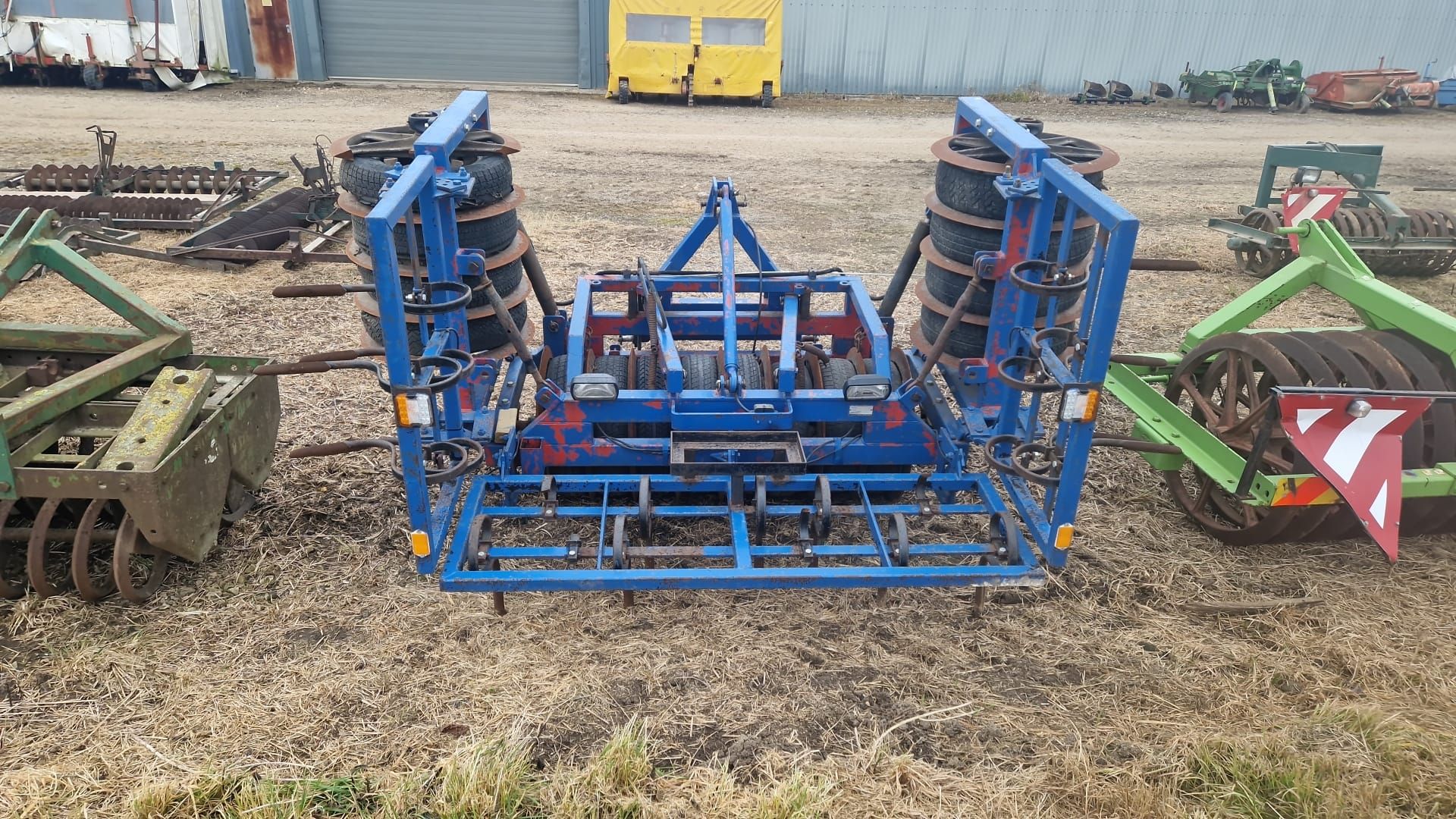 Front mounted 4m press with leading tines, hydraulic folding & work lights - Image 2 of 2