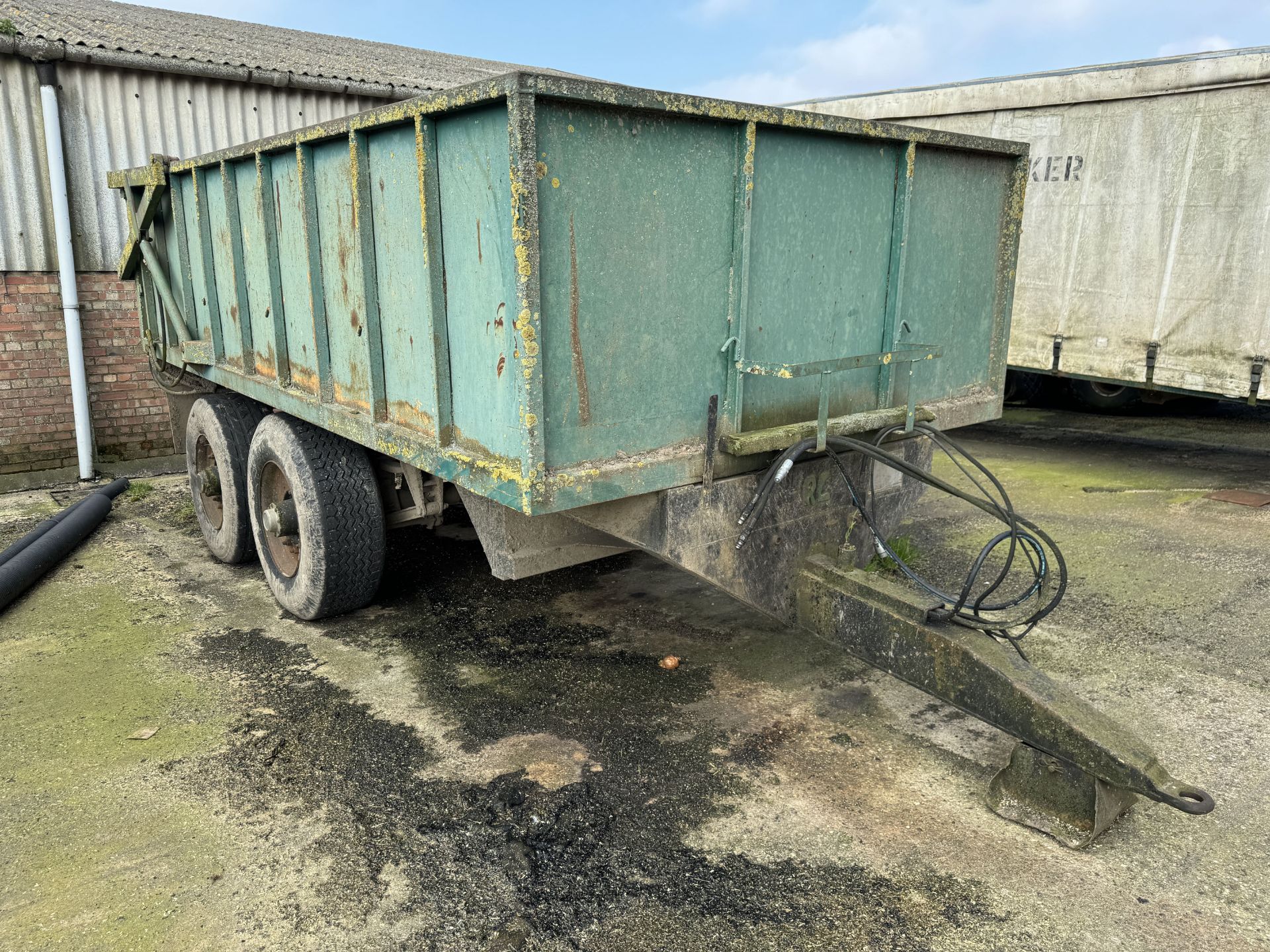 (80) Larrington 12T Monocoque tipping trailer, hydraulic rear door, grain chute, sprung axles with - Image 5 of 10