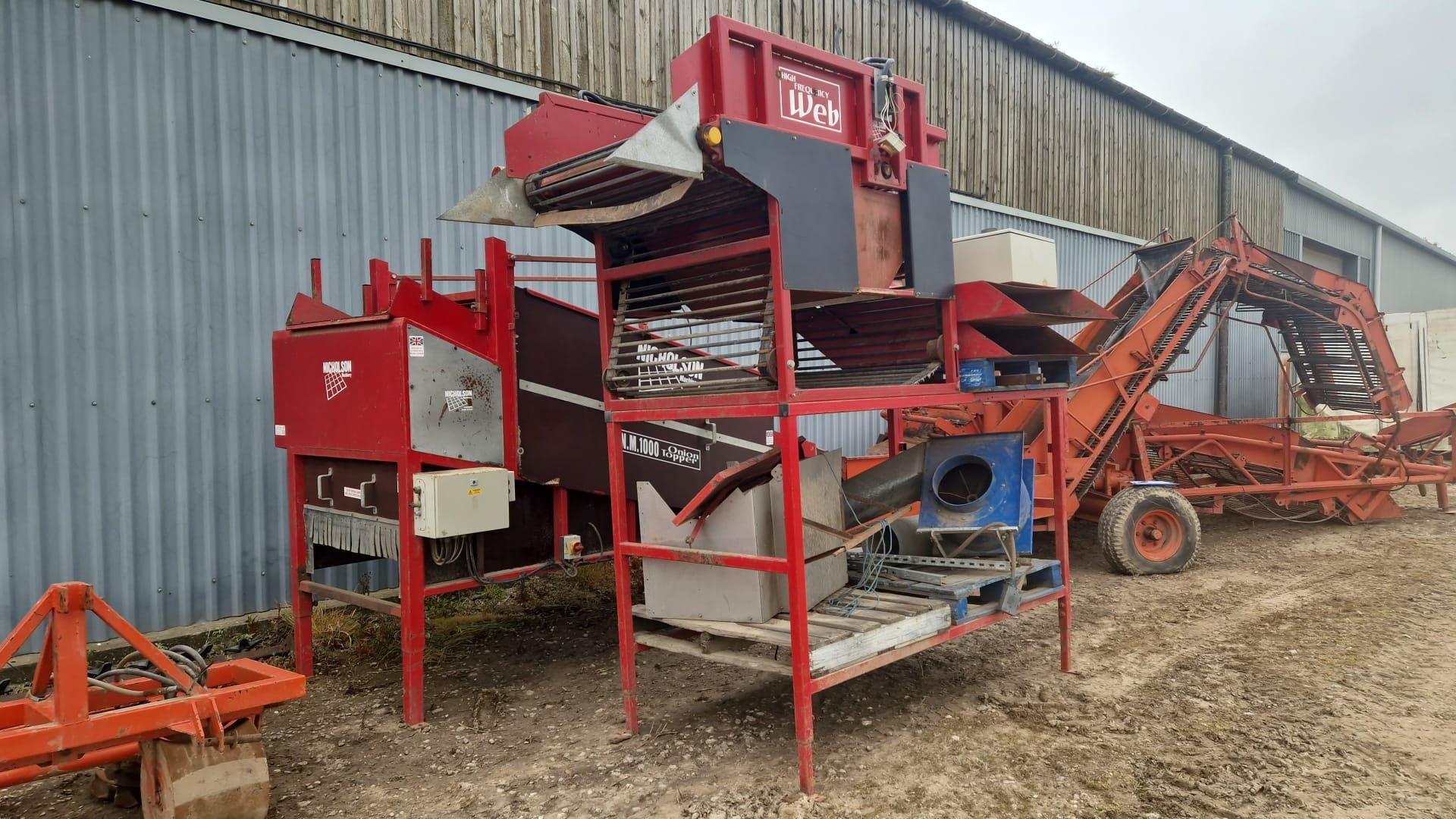 Nicholson Machinery onion grading line, including High Frequency hopper, NM 1000 onion topper,