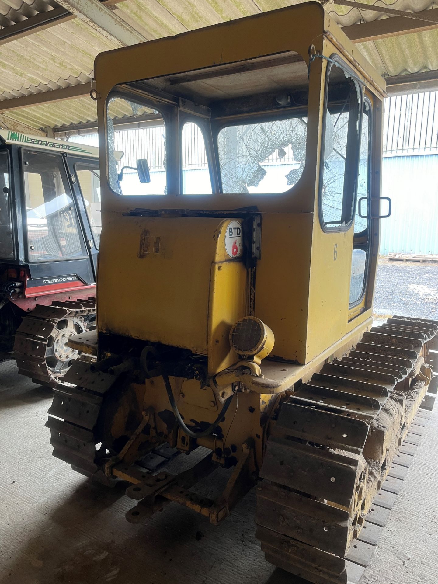 International BTD6 steel tracked crawler (No 6), 345mm wide tracks, swinging drawbar, rear - Image 2 of 4