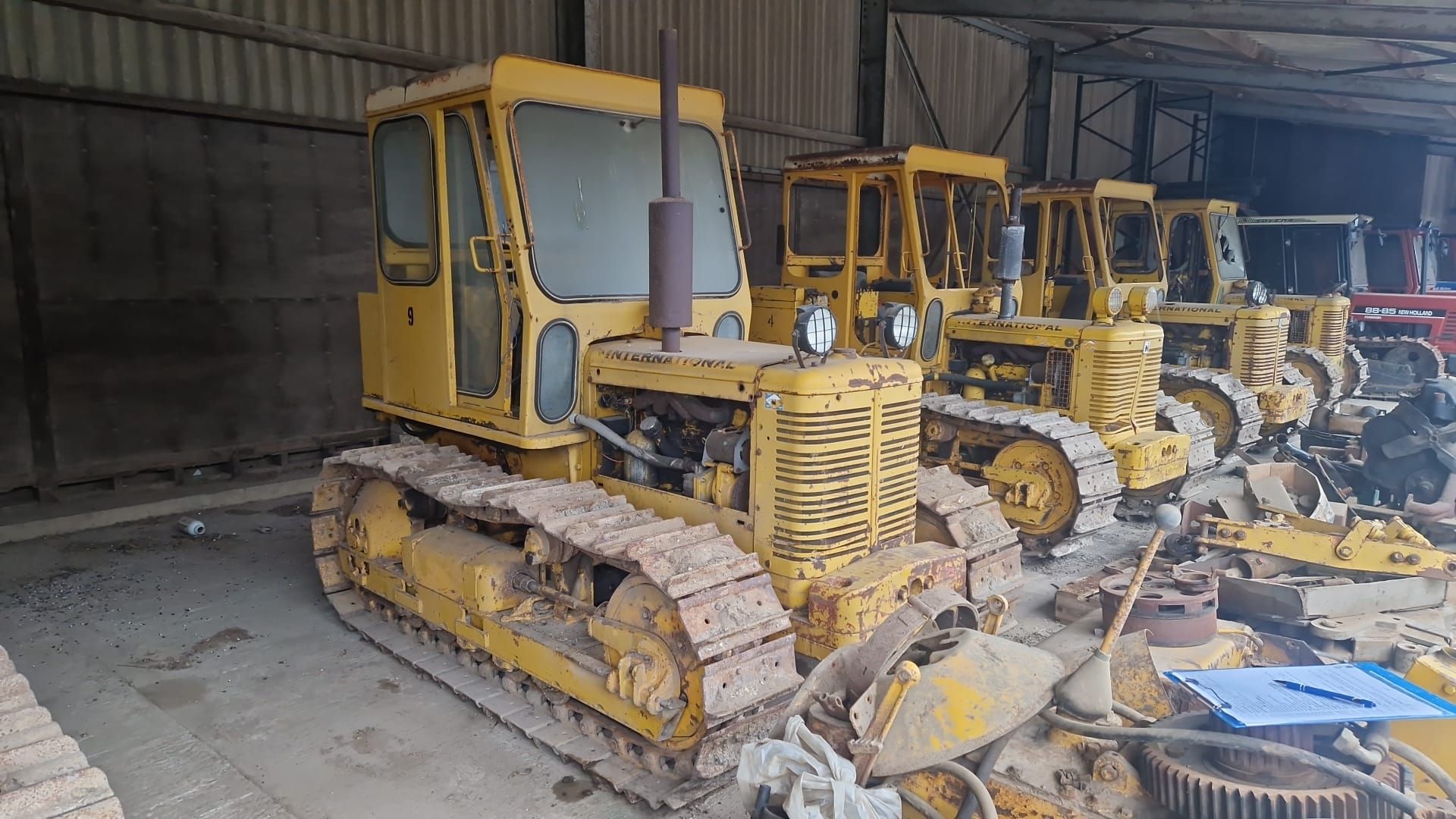 International BTD6 steel tracked crawler (No 9), 350mm wide tracks, rear drawbar, rear linkage, - Image 6 of 6