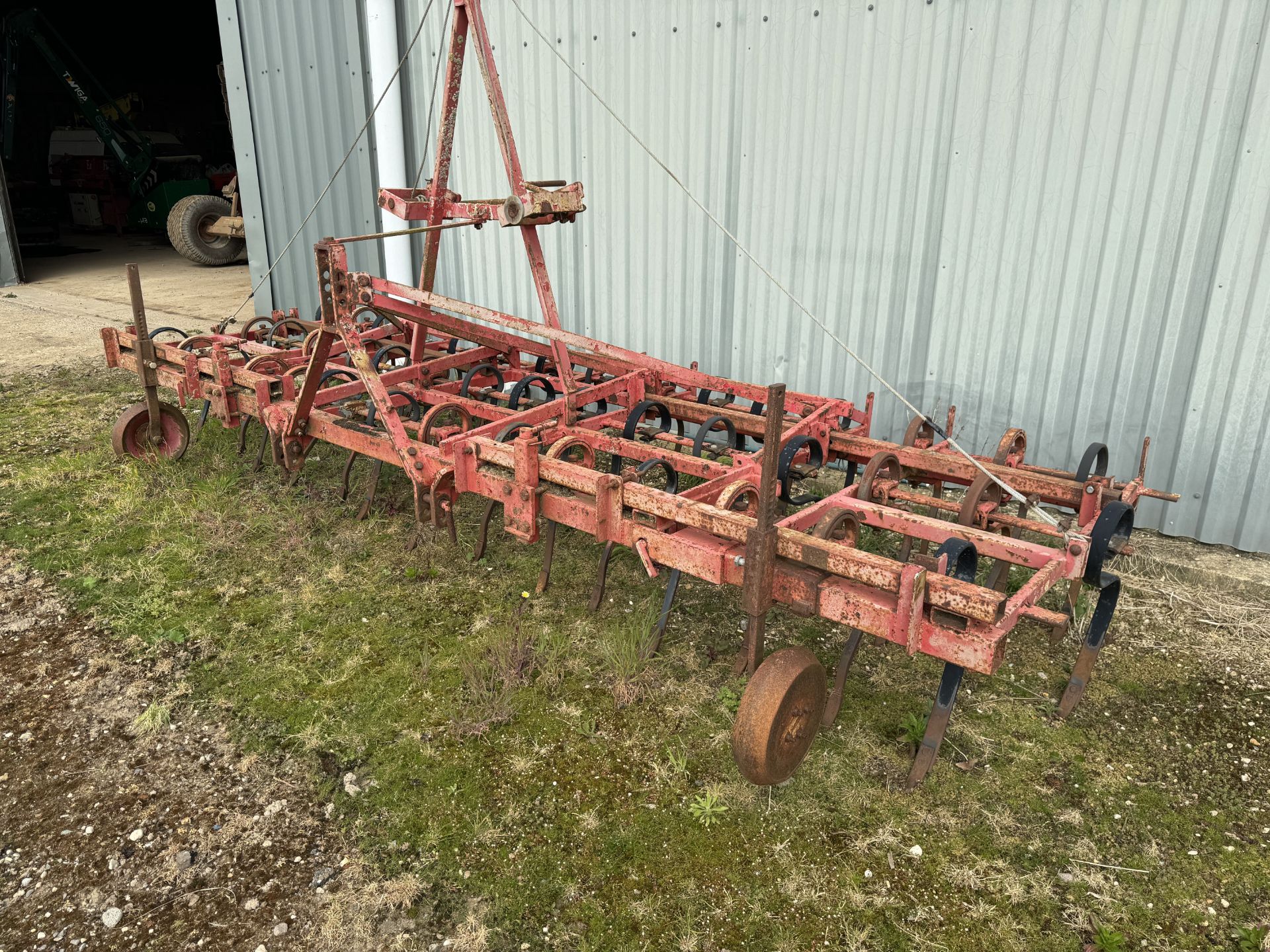 4.3m Marskstig type folding spring tine, metal depth wheels, manual wire folding