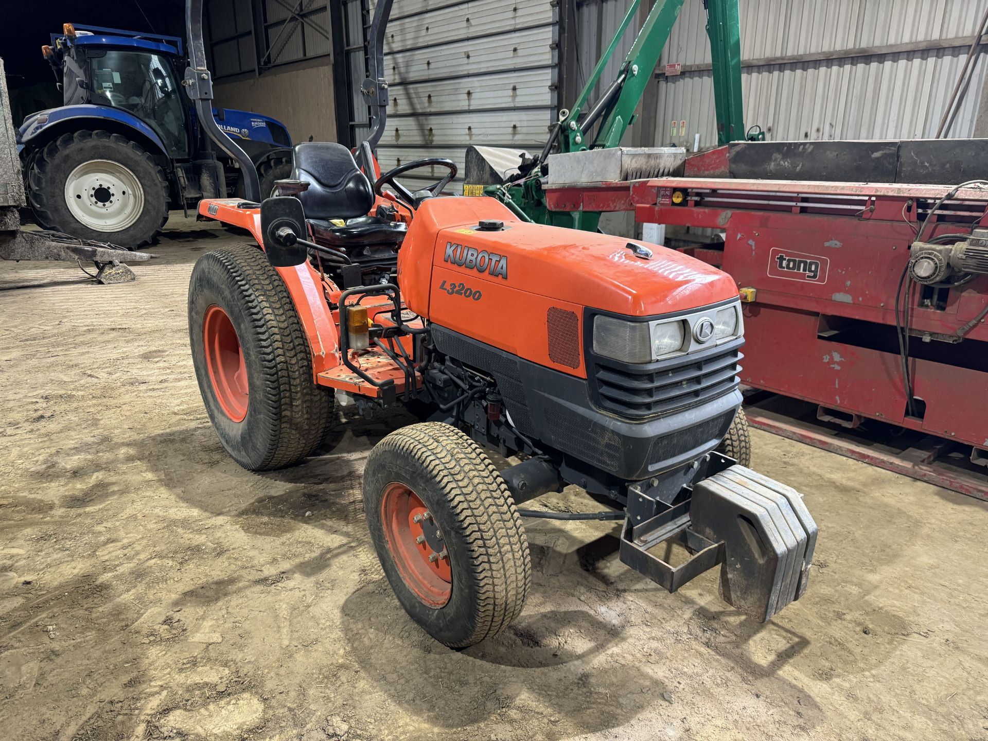 (07) Kubota L3200 4WD compact tractor 4 front weights, grass tyres, ROPS bar, Front tyres: 212/80D15