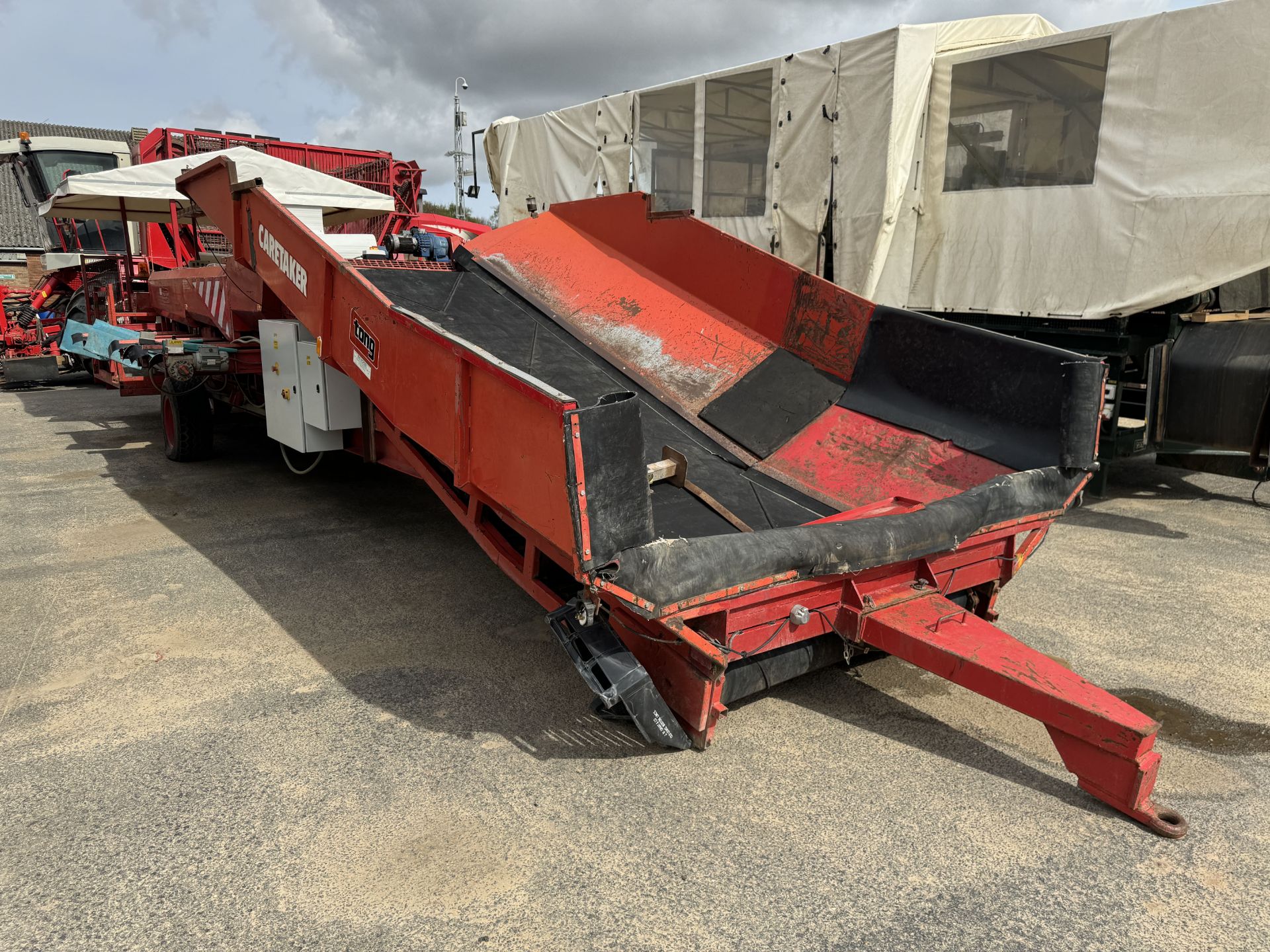 Tong caretaker grader with 3 screens, picking off table, canopy, serial No 934196