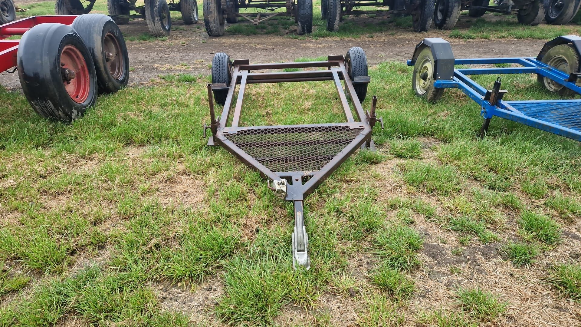 Single axle toilet carrying trailer