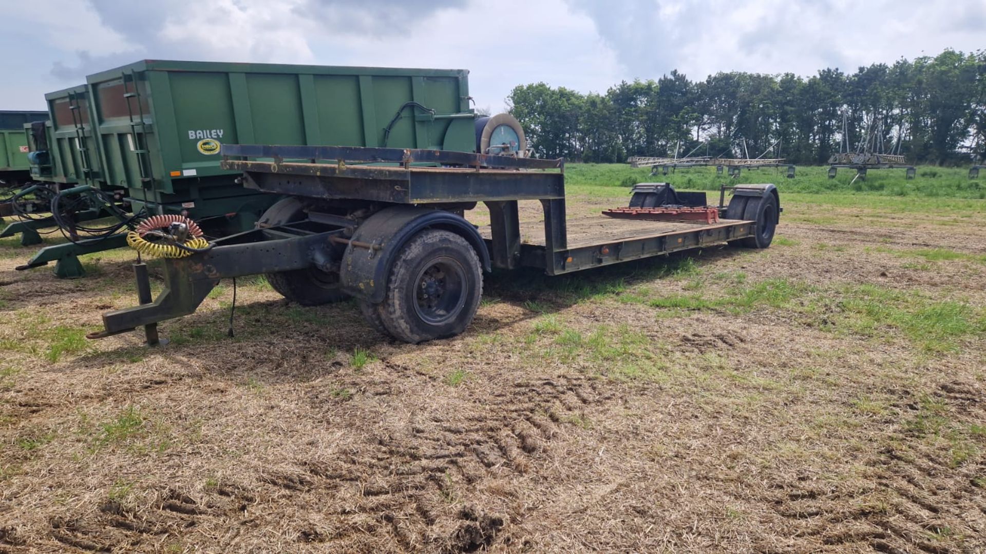 Low loader 5.5m x 2.4m, twin wheels, ramps, articulated towing, air brakes, screw jack