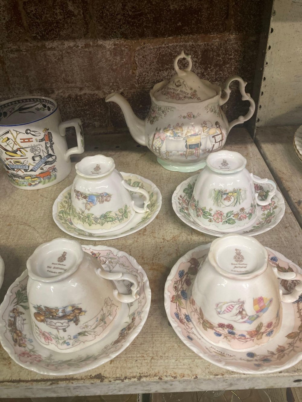 SHELF WITH MISC PORTMEIRION DISHES & A QTY OF ROYAL DOULTON CUPS & SAUCERS FROM THE BRAMLEY HEDGE - Image 3 of 5