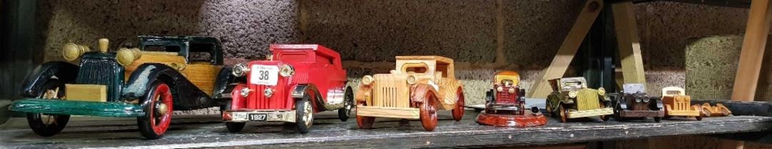 SHELF WITH 8 DECORATIVE VINTAGE CARS & 2 METAL TIN TRAYS