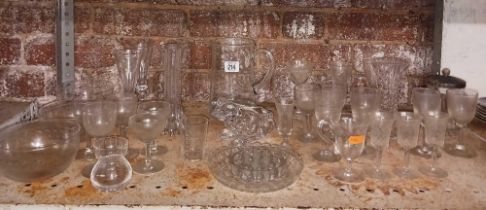 SHELF OF MISC GLASSWARE INCL; A CRYSTAL FROG BY ART OF FRANCE