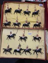 2 TRAYS OF BRITAIN'S SOLDIERS MOUNTED ON HORSE BACK