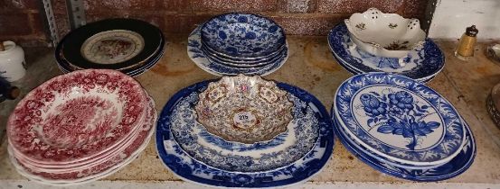 SHELF OF MISC BLUE & WHITE PLATES BY VARIOUS MAKERS & RED & WHITE ROMANCE CHINA BY ALFRED MEAKIN