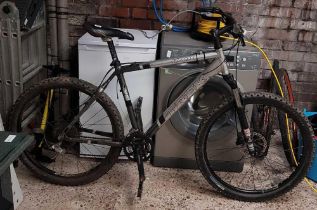 TREK 4900 MOUNTAIN BIKE