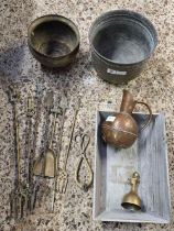 2 BRASS FLOWER POTS, COPPER JUG & QTY OF BRASS TOASTING FORKS