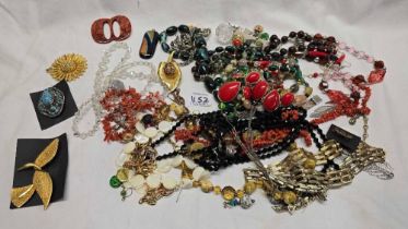 PLASTIC TUB OF MISC COSTUME JEWELLERY, NECKLACES, BROOCHES,