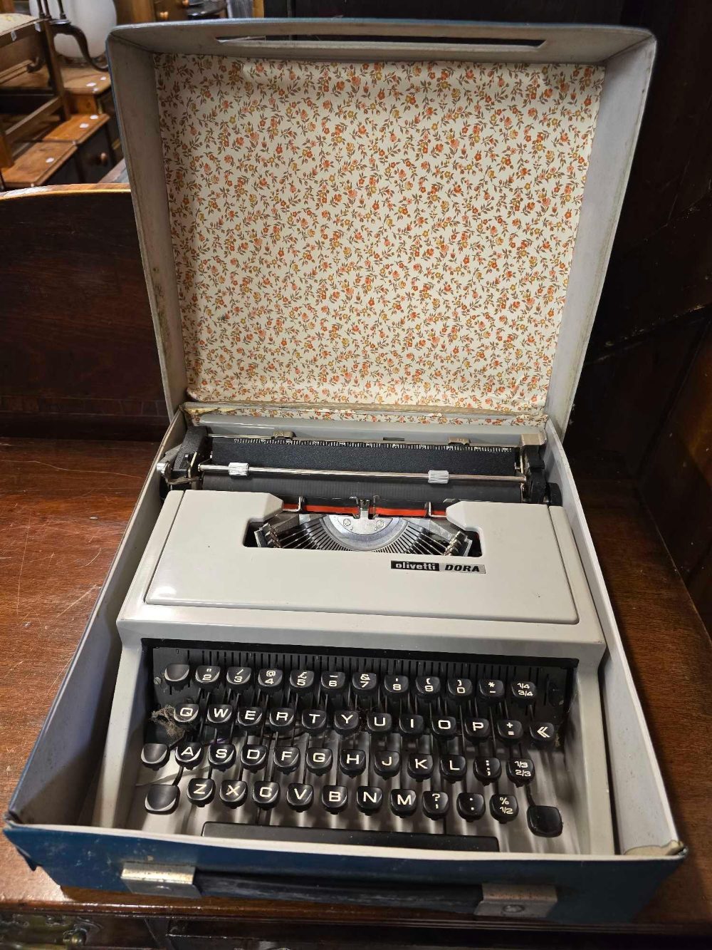 OLIVETTI DORA PORTABLE TYPEWRITER IN CASE,