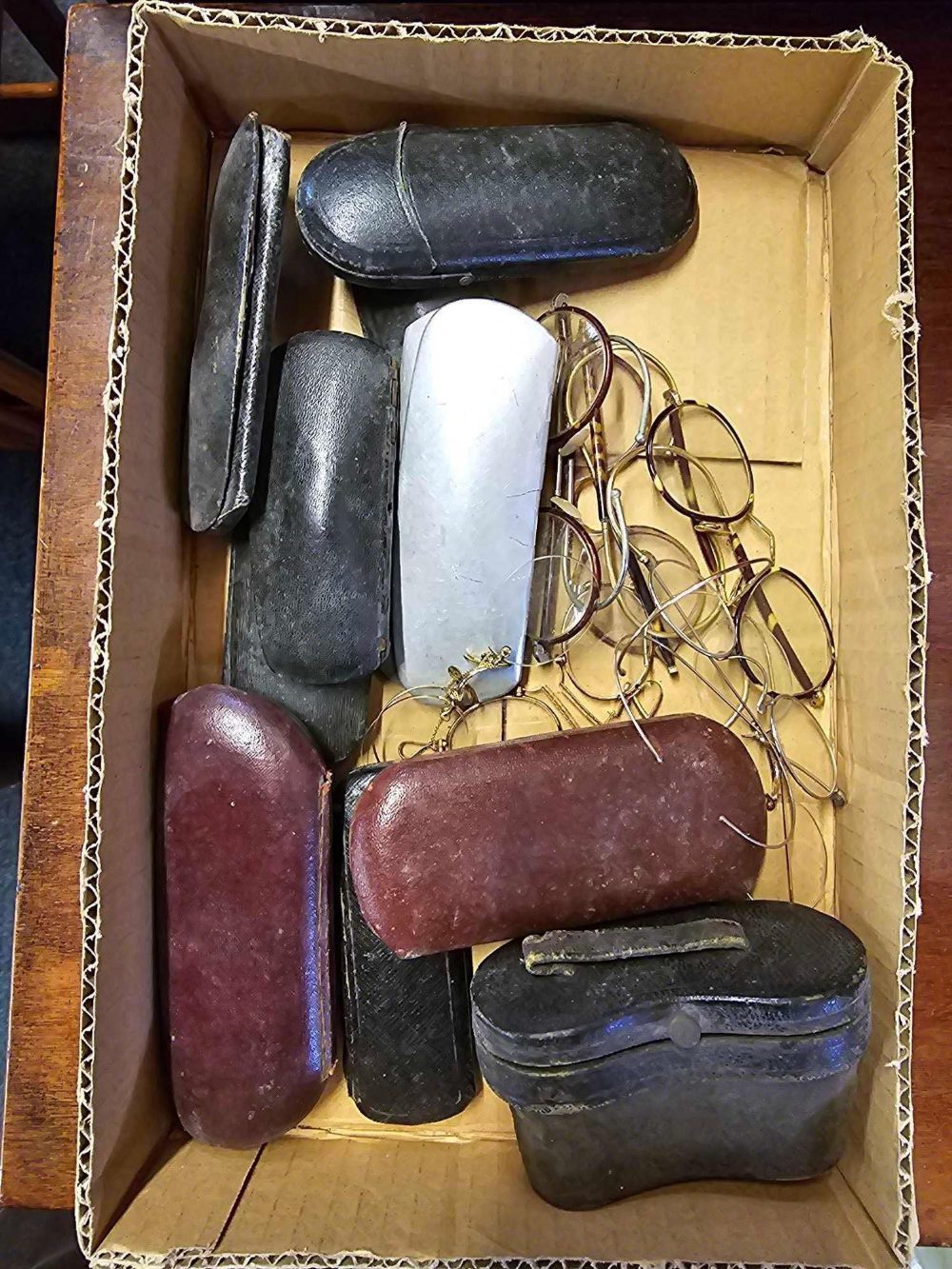 SMALL CARTON OF MISC VINTAGE PINCE-NEZ GLASSES & CASES & A SMALL PAIR OF OPERA GLASSES