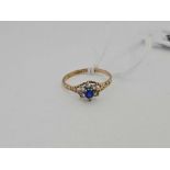 A SAPPHIRE CLUSTER RING SET IN 9ct GOLD,