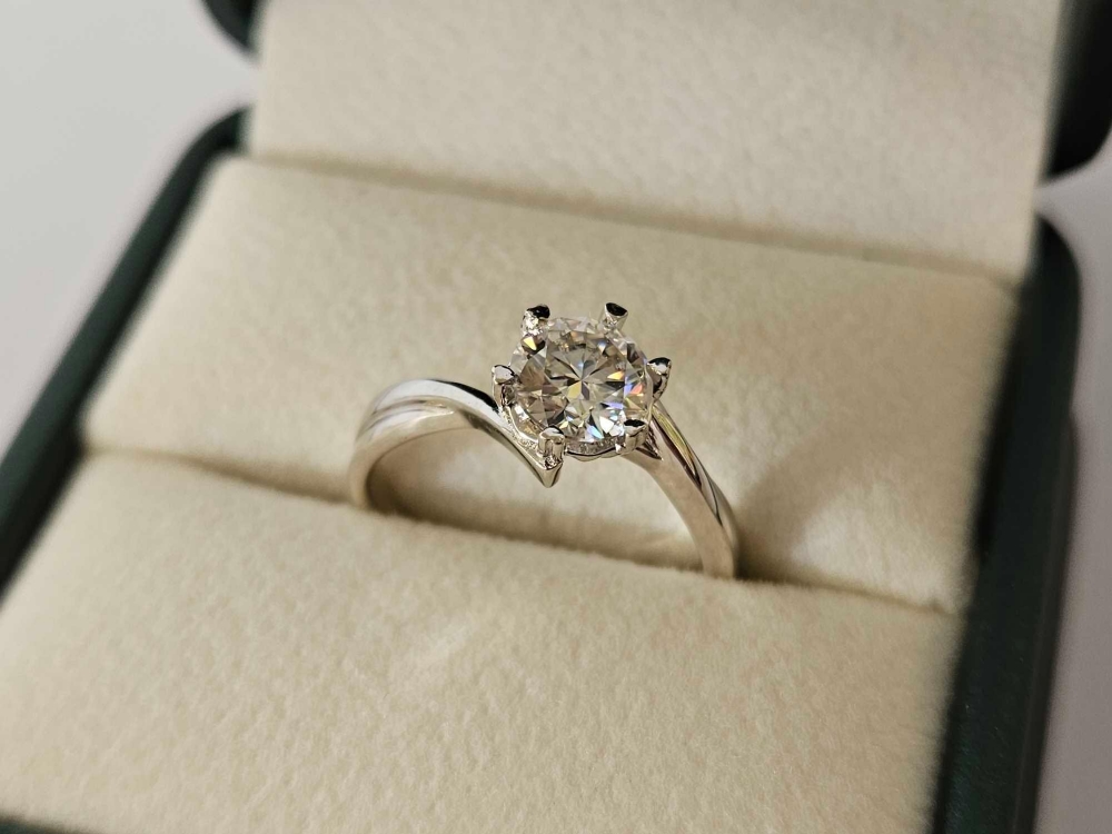 1ct MOISSANITE DIAMOND SET IN A SILVER RING SETTING COMPLETE WITH GMA C.O.