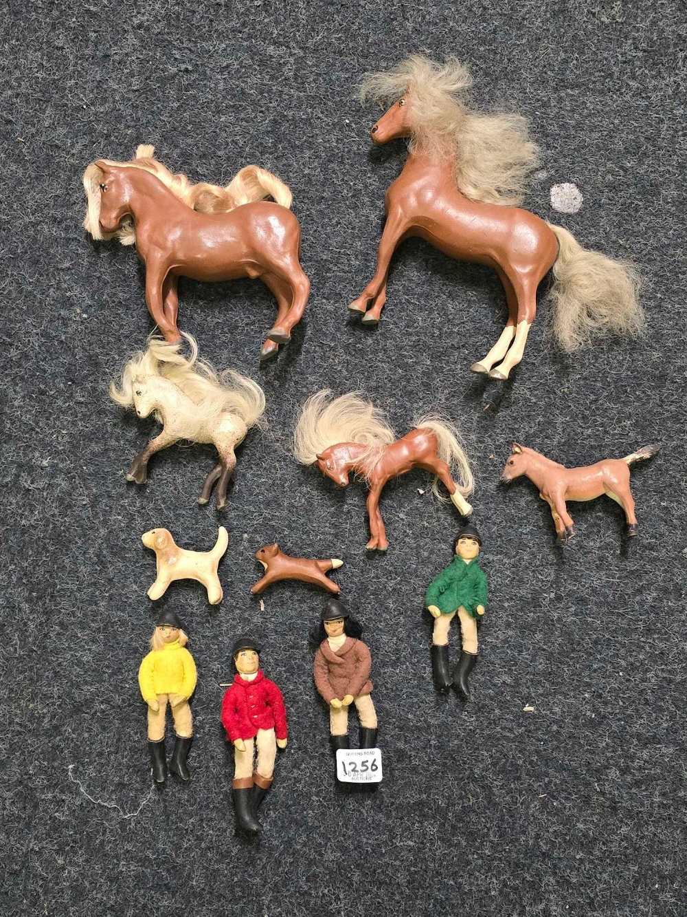 CARTON WITH QTY OF CHILDREN'S EQUESTRIAN HUNTING FIGURES,