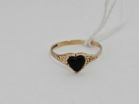 A 9ct RING INSET WITH A HEART SHAPED MOTIF,