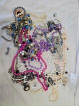 BAG OF MIXED COSTUME JEWELLERY