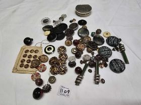 QTY OF OLD BUTTONS