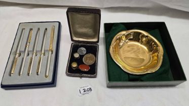 GOLD PLATED WMF DISH IN BOX, PEN & PENCIL SET & A SMALL BOX WITH MISC ITEMS, A BROOCH,