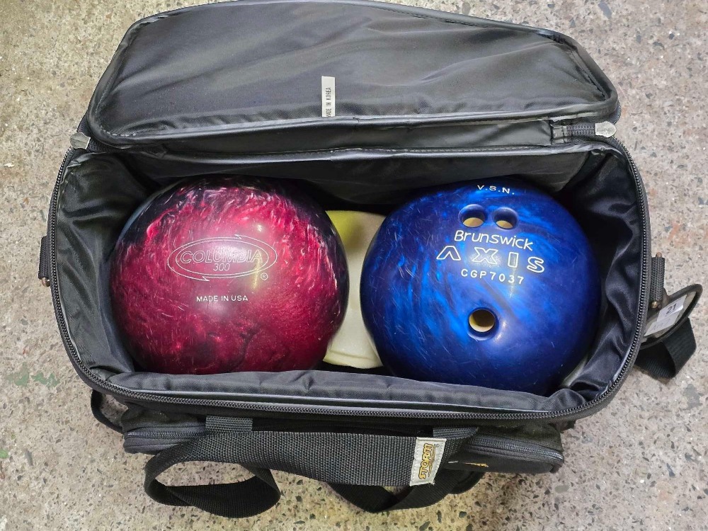 BLACK STREAMLINE BOWLING ALLEY BAG WITH 2 BOWLING BALLS