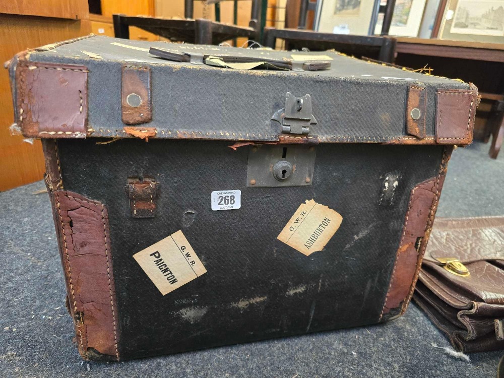 VINTAGE TRAVEL TRUNK IN A/F CONDITION, ROUND METAL HAT BOX & A LEATHER BRIEFCASE, - Image 2 of 3
