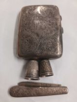 SMALL QTY OF SILVER, 2 THIMBLES, SILVER BLADED POCKET KNIFE & A CIGARETTE CASE,