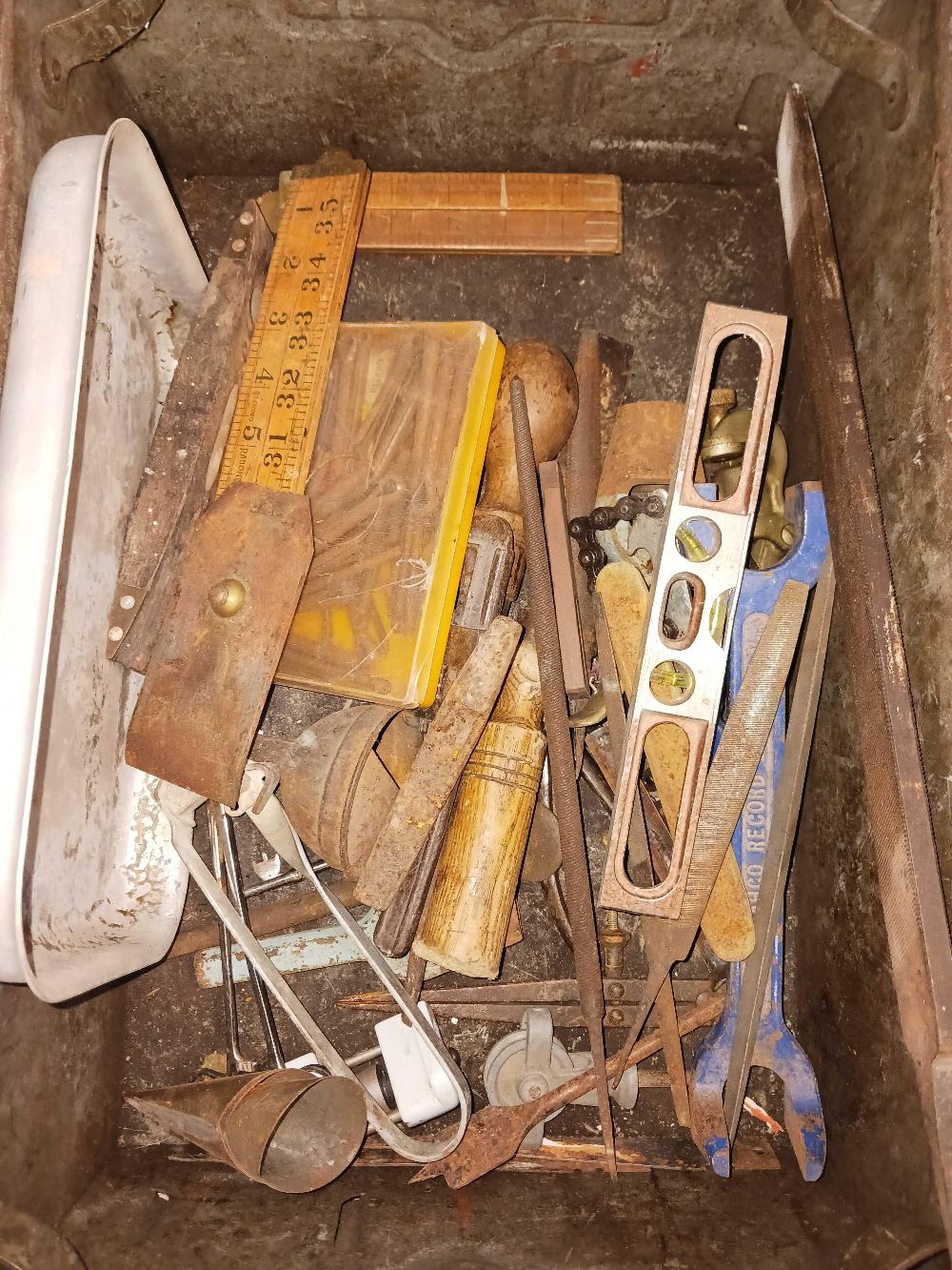 METAL CONTAINER WITH VINTAGE HAND TOOLS - Image 2 of 2