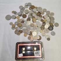 SMALL VINTAGE MONEY BOX WITH MISC COINAGE,