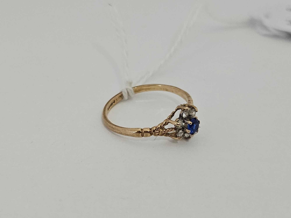 A SAPPHIRE CLUSTER RING SET IN 9ct GOLD, - Image 2 of 2