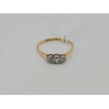 A THREE STONE DIAMOND RING SET IN 18ct GOLD,