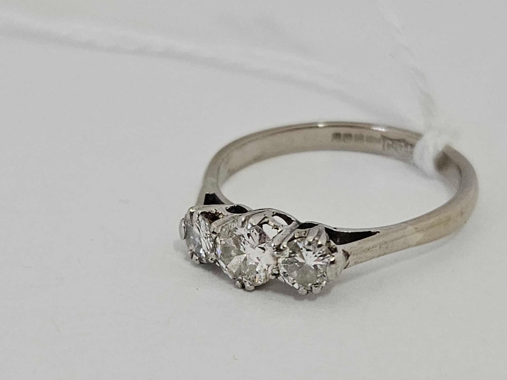 18ct WHITE GOLD DIAMOND RING (APPROX 60 POINTS) SIZE 'P' - Image 2 of 3
