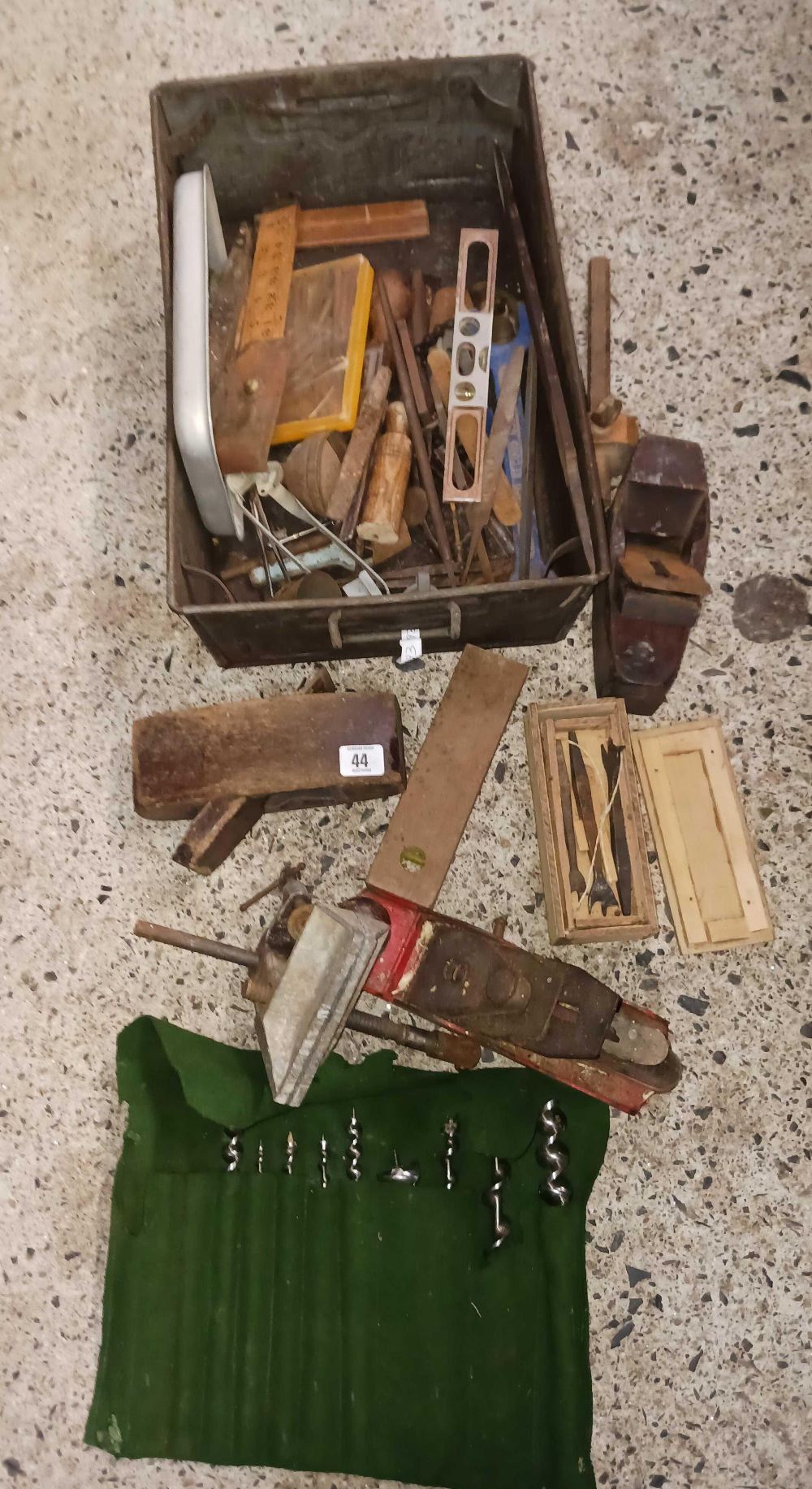 METAL CONTAINER WITH VINTAGE HAND TOOLS