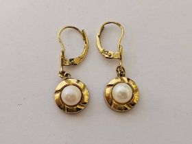 A PAIR OF PEARL EARRINGS SET OF 9ct GOLD