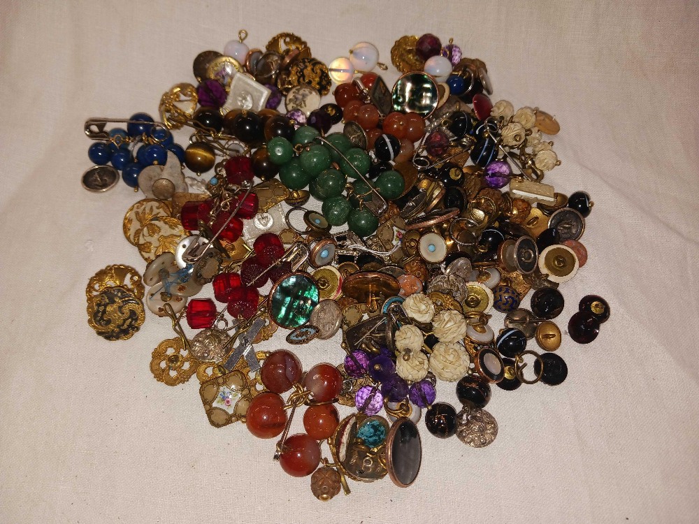 LARGE QTY OF ANTIQUE BUTTONS