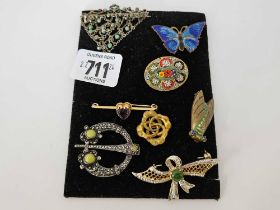 PAD OF VARIOUS VINTAGE BROOCHES X 8
