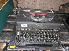 VINTAGE IMPERIAL MODEL 'T' PORTABLE TYPEWRITER WITH CASE