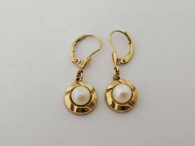 A PAIR OF PEARL EARRINGS SET IN 9ct GOLD