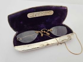 A PAIR OF PINCE-NEZ IN SILVER CASE (47g CASE)